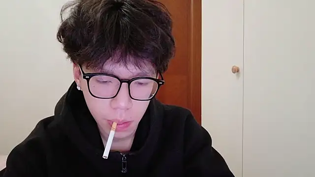 Snapshot of hangzi-0011 chatting on 11/17/25, 11:14 hangzi-0011 online show from 11/17/25, 11:14