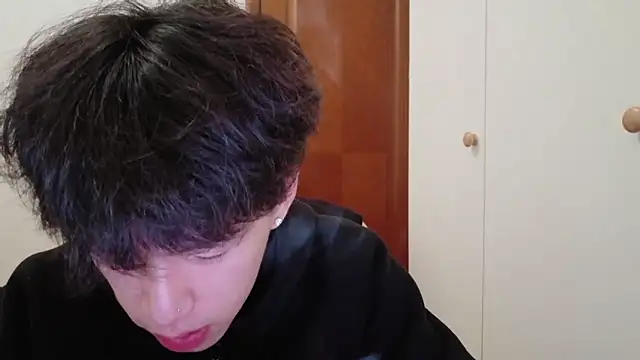 Snapshot of hangzi-0011 chatting on 11/15/25, 08:51 hangzi-0011 online show from 11/15/25, 08:51