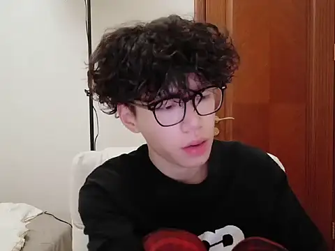 Snapshot of hangzi-0011 chatting on 09/28/25, 10:55 hangzi-0011 online show from 09/28/25, 10:55