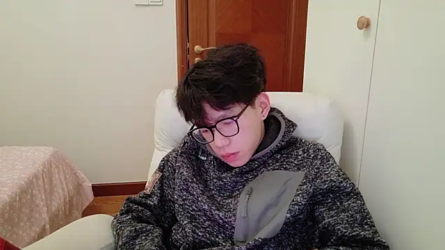 Snapshot of hangzi-0011 chatting on 11/13/25, 05:55 hangzi-0011 online show from 11/13/25, 05:55