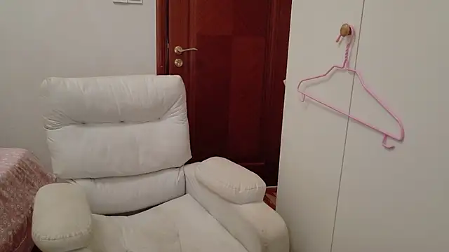 Snapshot of hangzi-0011 chatting on 11/05/25, 01:47 hangzi-0011 online show from 11/05/25, 01:47