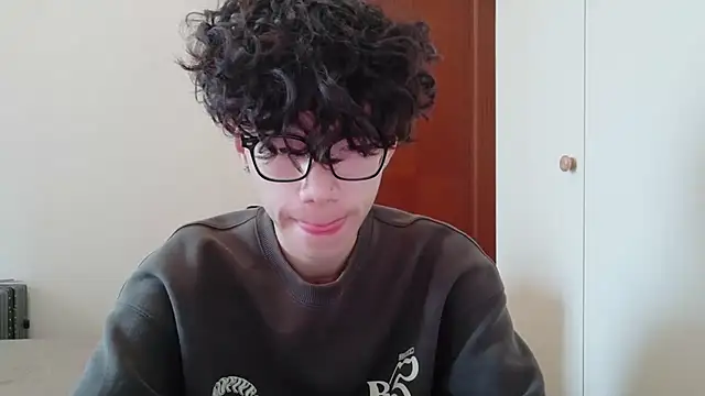 Snapshot of hangzi-0011 chatting on 10/12/25, 08:05 hangzi-0011 online show from 10/12/25, 08:05