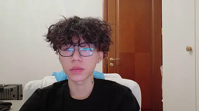 Snapshot of hangzi-0011 chatting on 10/10/25, 11:44 hangzi-0011 online show from 10/10/25, 11:44