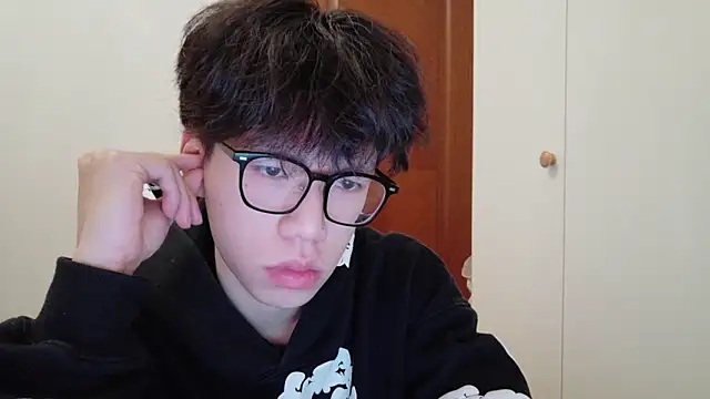 Snapshot of hangzi-0011 chatting on 11/26/25, 12:38 hangzi-0011 online show from 11/26/25, 12:38