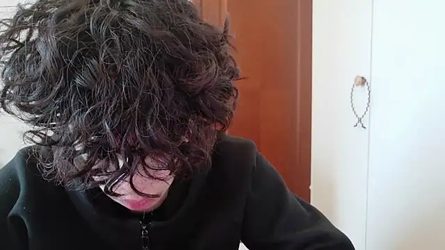 Snapshot of hangzi-0011 chatting on 10/16/25, 01:36 hangzi-0011 online show from 10/16/25, 01:36