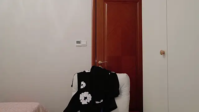 Snapshot of hangzi-0011 chatting on 11/14/25, 01:04 hangzi-0011 online show from 11/14/25, 01:04