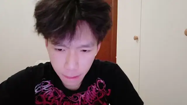 Snapshot of hangzi-0011 chatting on 11/05/25, 01:42 hangzi-0011 online show from 11/05/25, 01:42