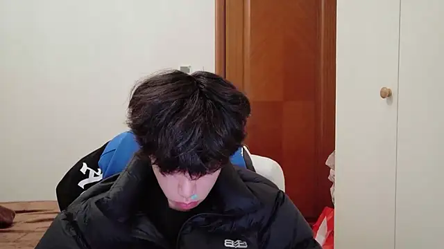 Snapshot of hangzi-0011 chatting on 11/30/25, 10:49 hangzi-0011 online show from 11/30/25, 10:49