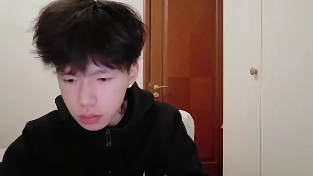 Snapshot of hangzi-0011 chatting on 11/18/25, 10:40 hangzi-0011 online show from 11/18/25, 10:40