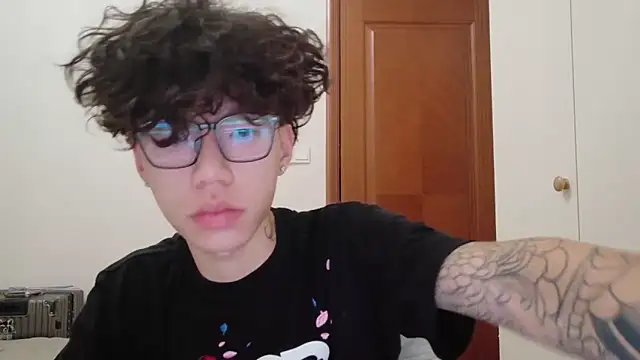 Snapshot of hangzi-0011 chatting on 10/11/25, 10:38 hangzi-0011 online show from 10/11/25, 10:38