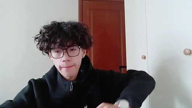 Snapshot of hangzi-0011 chatting on 10/21/25, 03:06 hangzi-0011 online show from 10/21/25, 03:06