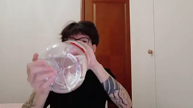 Snapshot of hangzi-0011 chatting on 11/16/25, 09:58 hangzi-0011 online show from 11/16/25, 09:58