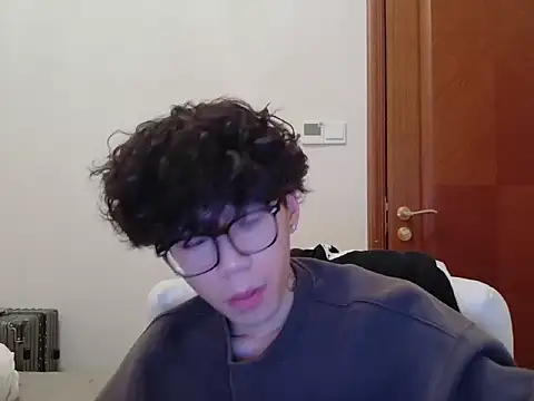 Snapshot of hangzi-0011 chatting on 10/02/25, 10:51 hangzi-0011 online show from 10/02/25, 10:51