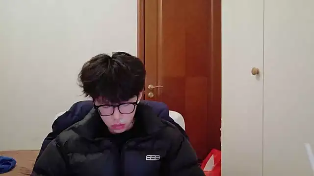 Snapshot of hangzi-0011 chatting on 11/28/25, 12:27 hangzi-0011 online show from 11/28/25, 12:27