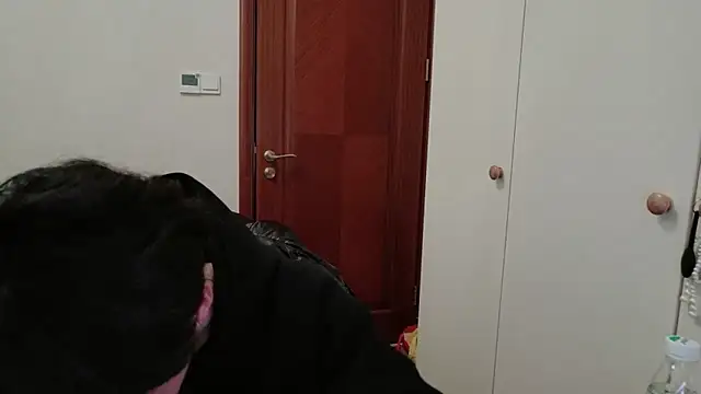 Snapshot of hangzi-0011 chatting on 12/18/25, 11:14 hangzi-0011 online show from 12/18/25, 11:14