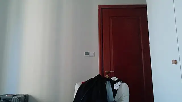 Snapshot of hangzi-0011 chatting on 10/06/25, 08:37 hangzi-0011 online show from 10/06/25, 08:37