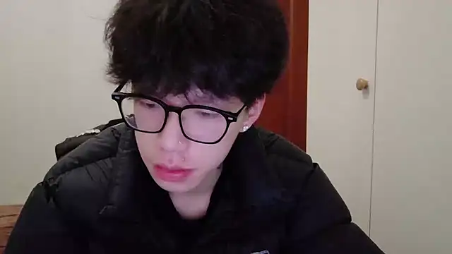 Snapshot of hangzi-0011 chatting on 11/29/25, 12:05 hangzi-0011 online show from 11/29/25, 12:05