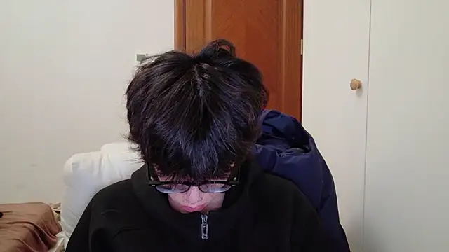 Snapshot of hangzi-0011 chatting on 12/02/25, 11:12 hangzi-0011 online show from 12/02/25, 11:12