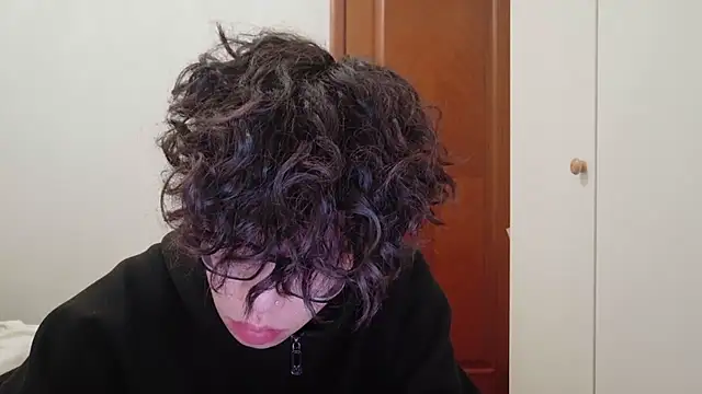 Snapshot of hangzi-0011 chatting on 10/24/25, 07:29 hangzi-0011 online show from 10/24/25, 07:29