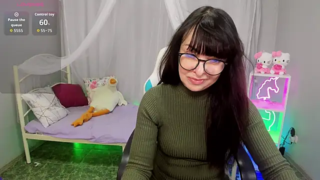 Snapshot of LindaRomero chatting on 11/03/25, 10:08 LindaRomero online show from 11/03/25, 10:08