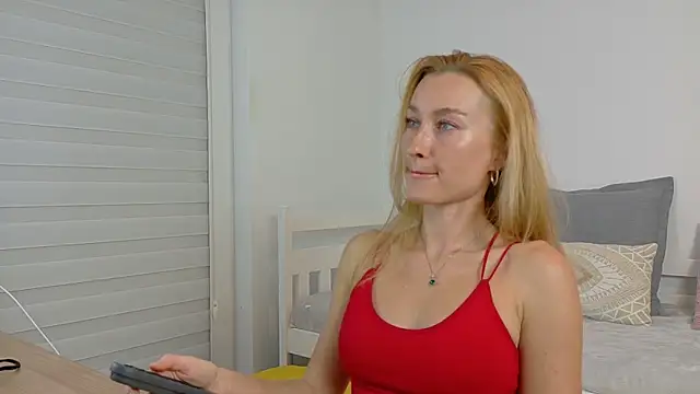 Snapshot of MysticRoxanne chatting on 10/03/25, 06:20 MysticRoxanne online show from 10/03/25, 06:20