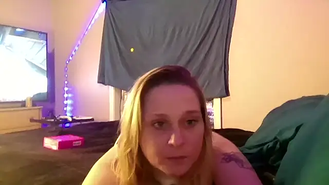 Snapshot of Queen2454 chatting on 10/11/25, 03:02 Queen2454 online show from 10/11/25, 03:02