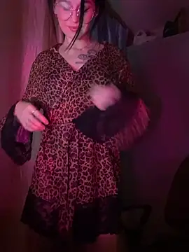 Snapshot of Darina_queen chatting on 10/15/25, 07:00 Darina queen online show from 10/15/25, 07:00