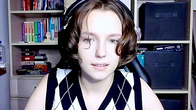 Snapshot of Diana-back chatting on 10/03/25, 04:30 Diana-back online show from 10/03/25, 04:30