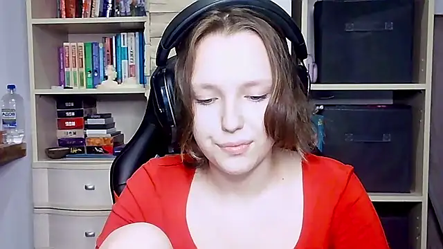 Snapshot of Diana-back chatting on 10/18/25, 01:57 Diana-back online show from 10/18/25, 01:57