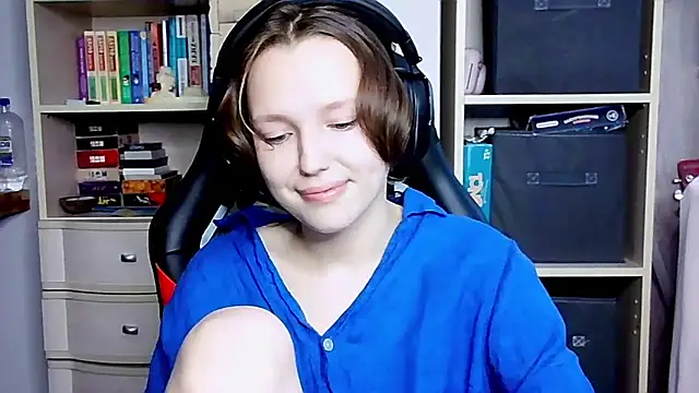 Snapshot of Diana-back chatting on 10/12/25, 07:43 Diana-back online show from 10/12/25, 07:43