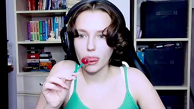 Snapshot of Diana-back chatting on 10/10/25, 04:08 Diana-back online show from 10/10/25, 04:08