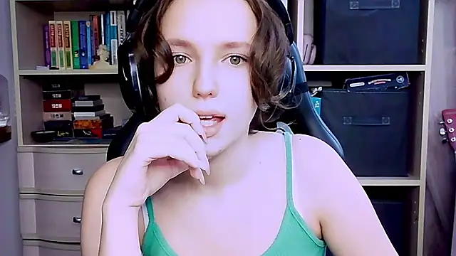Snapshot of Diana-back chatting on 10/11/25, 07:53 Diana-back online show from 10/11/25, 07:53