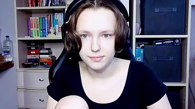 Snapshot of Diana-back chatting on 10/13/25, 07:43 Diana-back online show from 10/13/25, 07:43