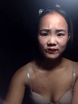 Snapshot of Alice_wo chatting on 10/18/25, 10:45 Alice wo online show from 10/18/25, 10:45