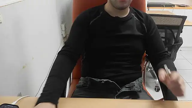 Snapshot of cazzo18cm3 chatting on 12/16/25, 12:31 cazzo18cm3 online show from 12/16/25, 12:31