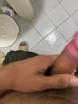 Snapshot of alwynu chatting on 02/26/26, 12:32 alwynu online show from 02/26/26, 12:32