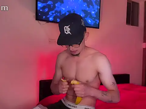 strongManLatino online show from 10/21/25, 12:11