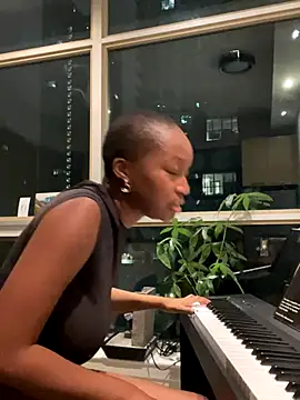 tia   fox online show from 10/31/25, 07:16