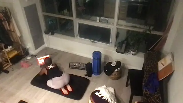 Snapshot of tia___fox chatting on 10/28/25, 03:51 tia   fox online show from 10/28/25, 03:51