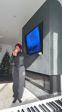 tia   fox online show from 12/01/25, 05:36