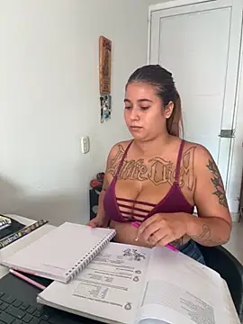 Snapshot of violeticafox chatting on 10/06/25, 02:40 violeticafox online show from 10/06/25, 02:40