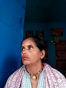 Snapshot of Mohni_cute chatting on 10/31/25, 03:58 Mohni cute online show from 10/31/25, 03:58