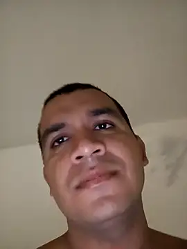 Snapshot of Roberto27052 chatting on 10/29/25, 03:44 Roberto27052 online show from 10/29/25, 03:44