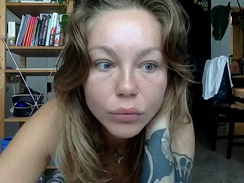 Snapshot of MiraLuna chatting on 09/30/25, 07:58 MiraLuna online show from 09/30/25, 07:58