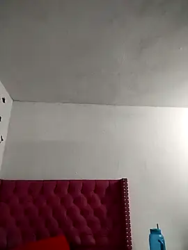 Snapshot of Valentina_Squirt- chatting on 12/18/25, 09:03 Valentina Squirt- online show from 12/18/25, 09:03