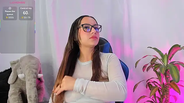 aleaa x online show from 11/18/25, 01:32