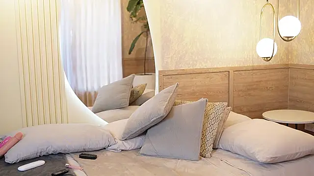 Roxy Vega online show from 10/04/25, 12:28