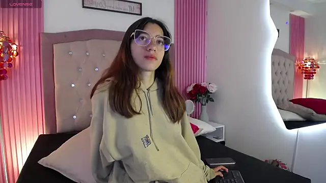 MarinetteLux online show from 04/11/26, 05:16