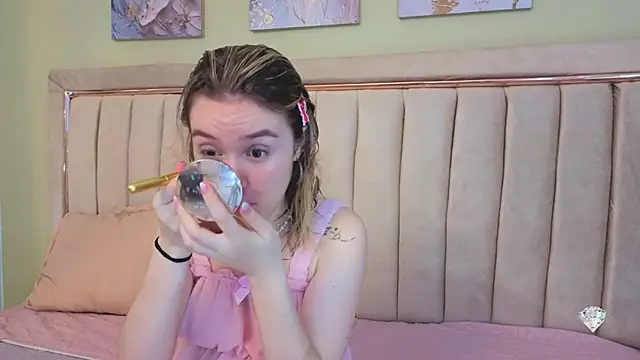 Lucia Copper online show from 10/29/25, 12:04