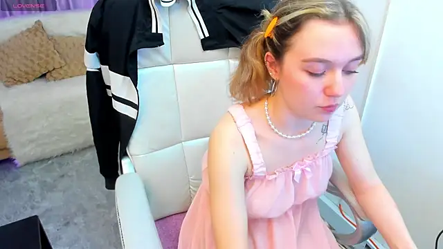 Lucia Copper online show from 11/01/25, 03:39